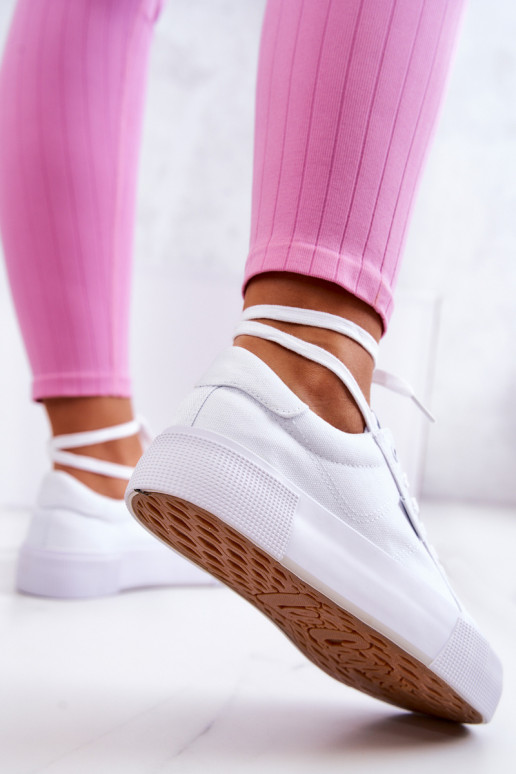 Zapatillas con una plataforma Lee Cooper LCEN-22-31-0884L el color blanco Zapatillas con una plataforma Lee Cooper LCEN-22-31-0884L el color blanco