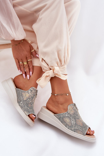 zapatillas de mujer en una cuña con cremalleras patrón de animales beige Irriva