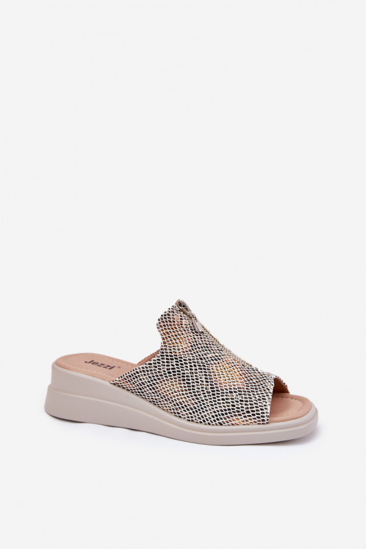 zapatillas de mujer en una cuña con cremalleras patrón de animales beige Irriva