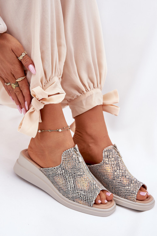 zapatillas de mujer en una cuña con cremalleras patrón de animales beige Irriva