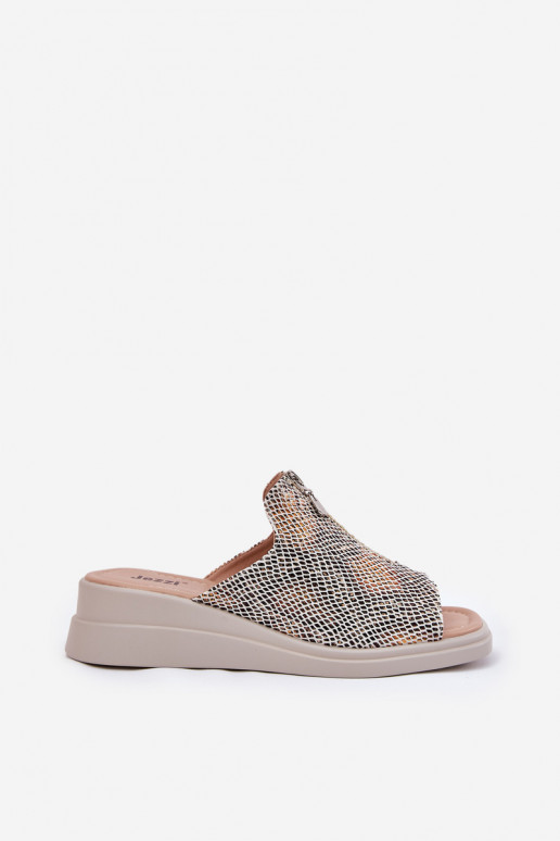 zapatillas de mujer en una cuña con cremalleras patrón de animales beige Irriva