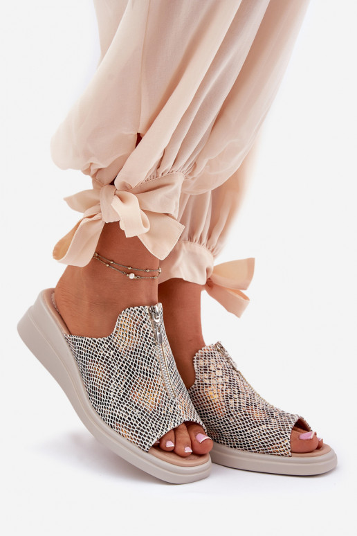 zapatillas de mujer en una cuña con cremalleras patrón de animales beige Irriva