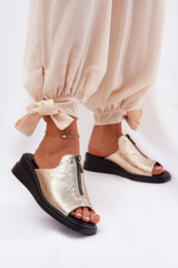 zapatillas de mujer en una cuña con cremalleras color dorado Irriva