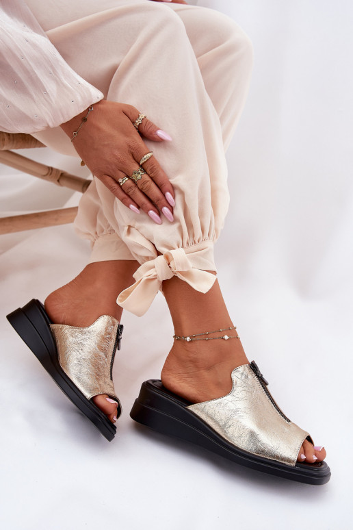 zapatillas de mujer en una cuña con cremalleras color dorado Irriva