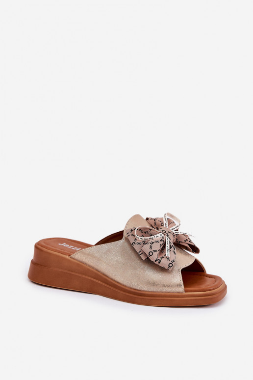 zapatillas de mujer en una cuña con cintas color dorado Moonzella