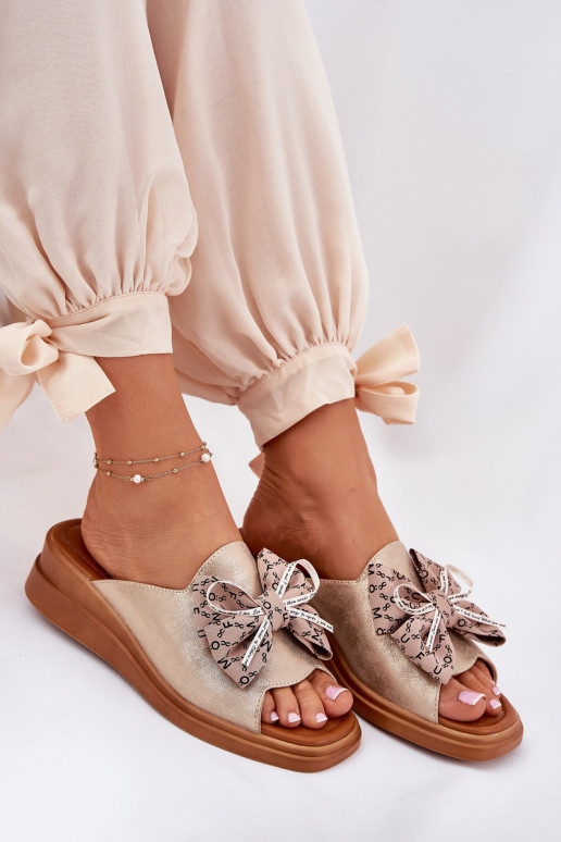 zapatillas de mujer en una cuña con cintas color dorado Moonzella