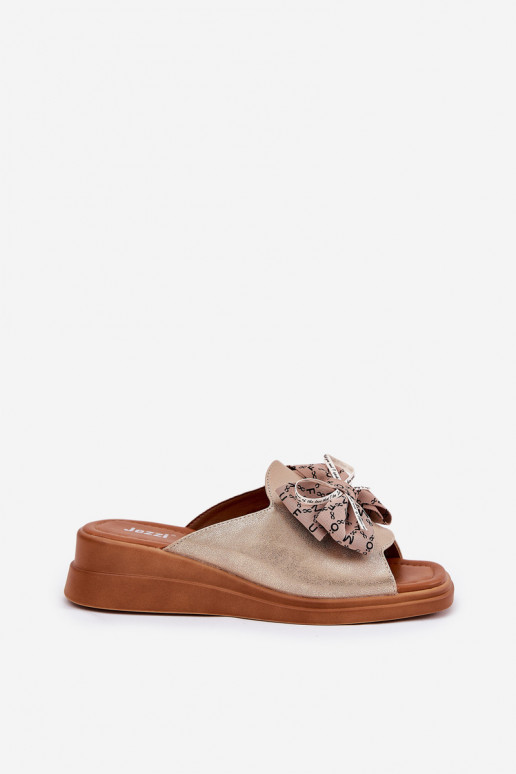 zapatillas de mujer en una cuña con cintas color dorado Moonzella