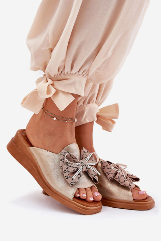 zapatillas de mujer en una cuña con cintas color dorado Moonzella