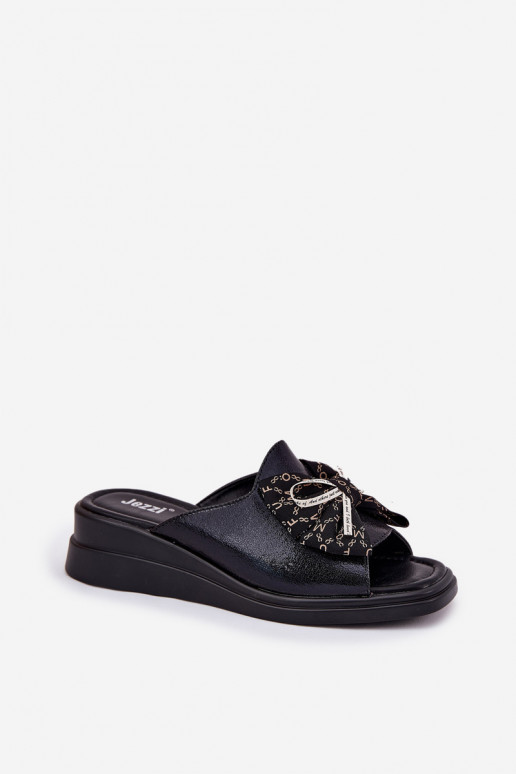 zapatillas de mujer en una cuña con cintas de color negro Moonzella