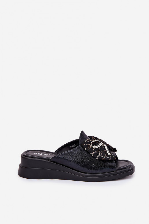 zapatillas de mujer en una cuña con cintas de color negro Moonzella