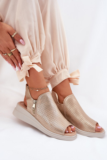 Sandalias de mujer en una cuña color dorado Mevinette