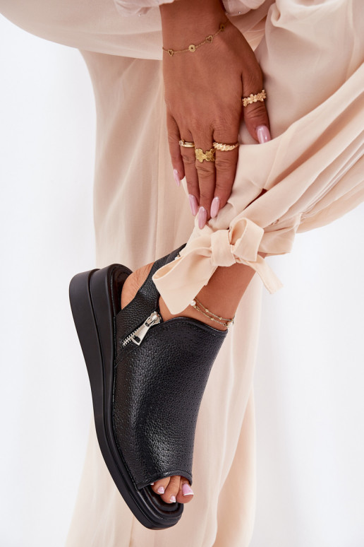 Sandalias de mujer en una cuña de color negro Mevinette