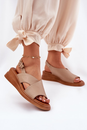 Sandalias de mujer en una cuña de cuero ecológico beige Quilara