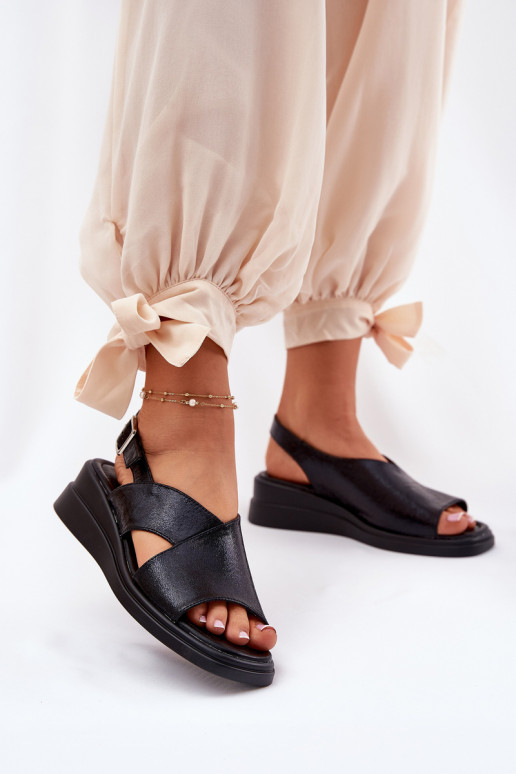 Sandalias lacadas para mujer. en una cuña de cuero ecológico de color negro Quilara