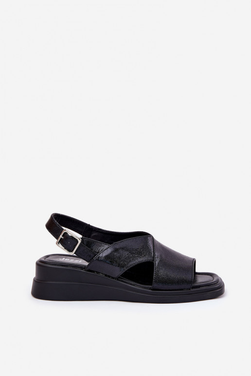 Sandalias lacadas para mujer. en una cuña de cuero ecológico de color negro Quilara