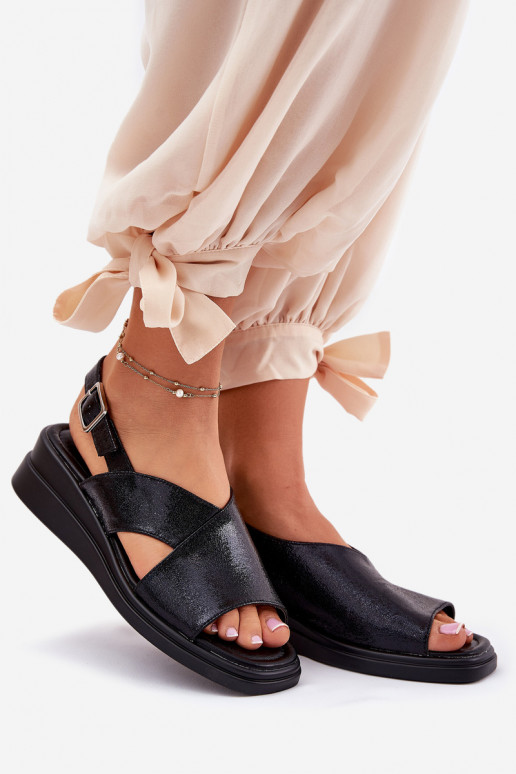 Sandalias lacadas para mujer. en una cuña de cuero ecológico de color negro Quilara