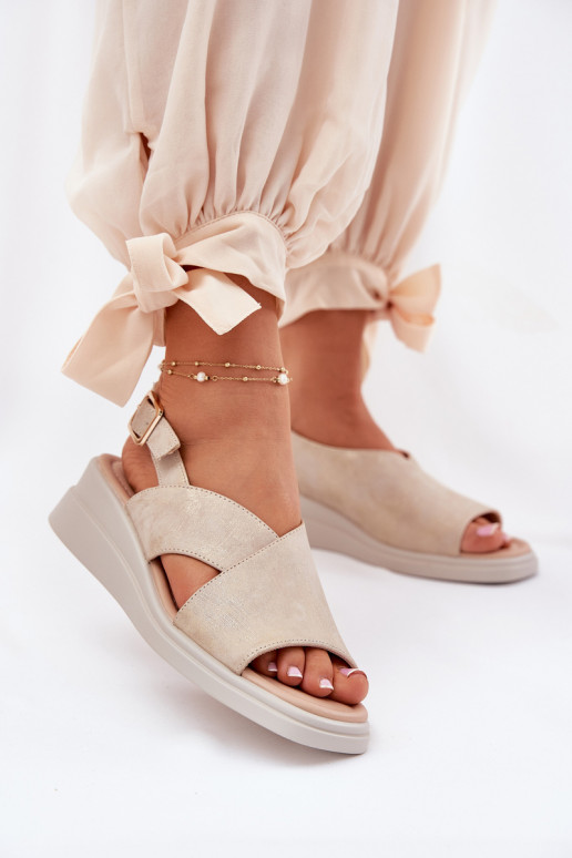 Sandalias de mujer en una cuña de cuero ecológico color dorado Quilara Sandalias de mujer en una cuña de cuero ecológico color dorado Quilara