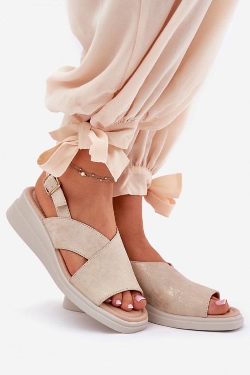 Sandalias de mujer en una cuña de cuero ecológico color dorado Quilara Sandalias de mujer en una cuña de cuero ecológico color dorado Quilara