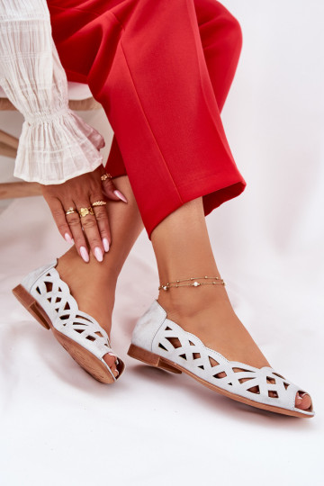 Sandalias planas con ornamentos color plata