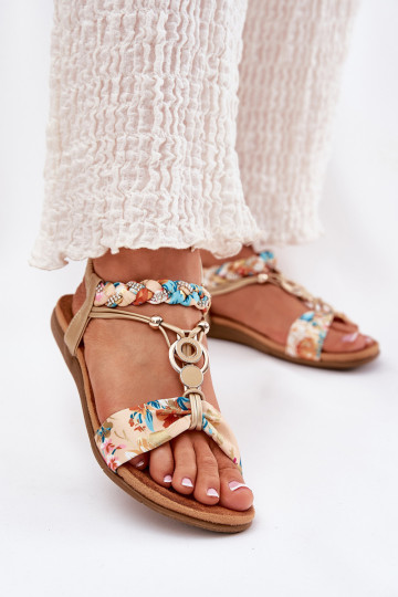 Sandalias planas para mujer. Z Plecionymi Tirasem y decoracion Artiker 56C1316 color dorado