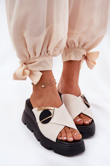 Estilo elegante Zapatillas de cuero Femenino en una cuña con adornos Artiker 56C1585 beige