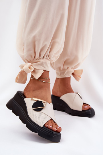 Estilo elegante Zapatillas de cuero Femenino en una cuña con adornos Artiker 56C1585 beige 2