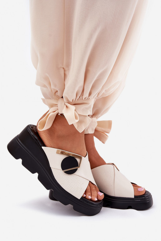 Estilo elegante Zapatillas de cuero Femenino en una cuña con adornos Artiker 56C1585 beige