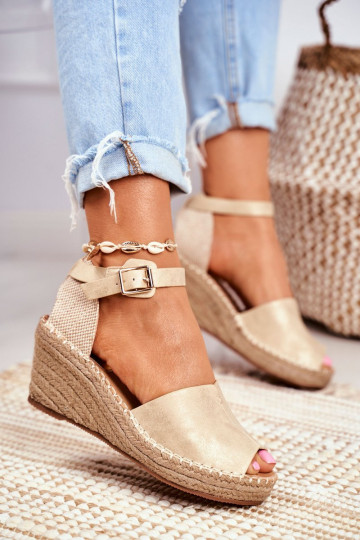 sandalias con una plataforma color dorado Tiene queritta