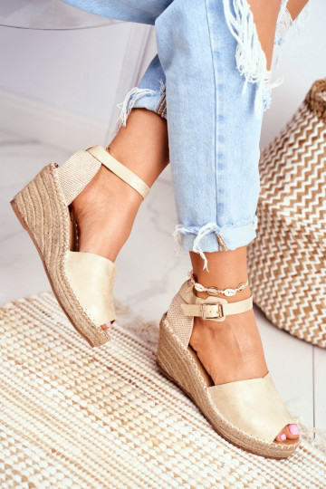 sandalias con una plataforma color dorado Tiene queritta 2