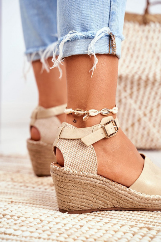 sandalias con una plataforma color dorado Tiene queritta sandalias con una plataforma color dorado Tiene queritta