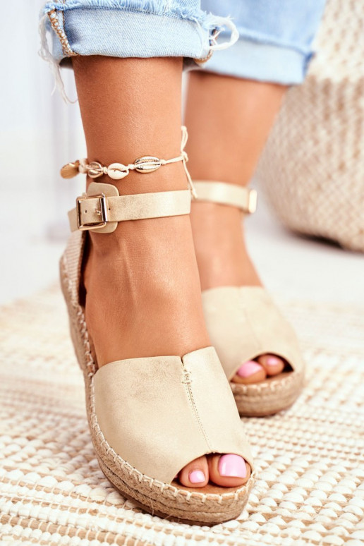 sandalias con una plataforma color dorado Tiene queritta sandalias con una plataforma color dorado Tiene queritta