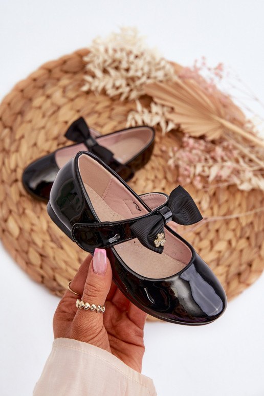 bailarinas Infantil con efecto barniz con cintas con sujetadores adhesivos de color negro Kocia