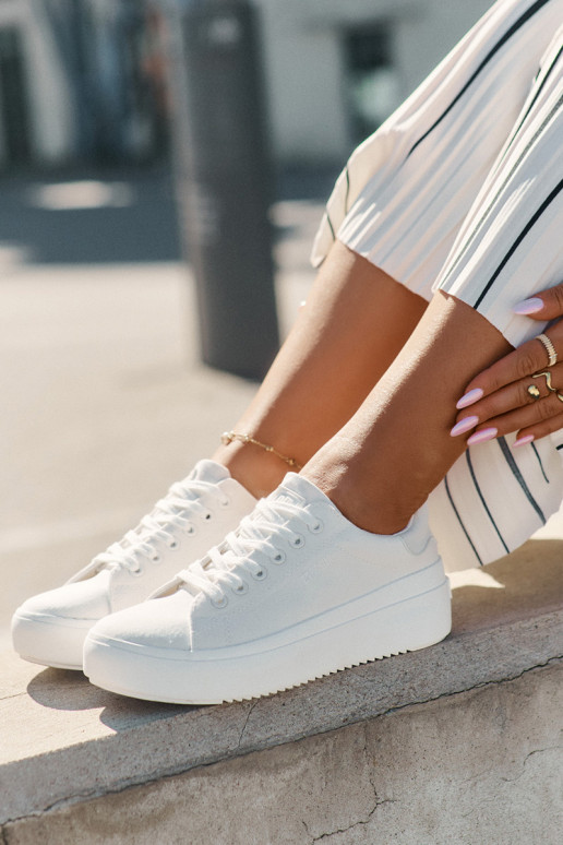 Zapatos de ocio con una plataforma Big Star RR274463 el color blanco  Zapatos de ocio con una plataforma Big Star RR274463 el color blanco