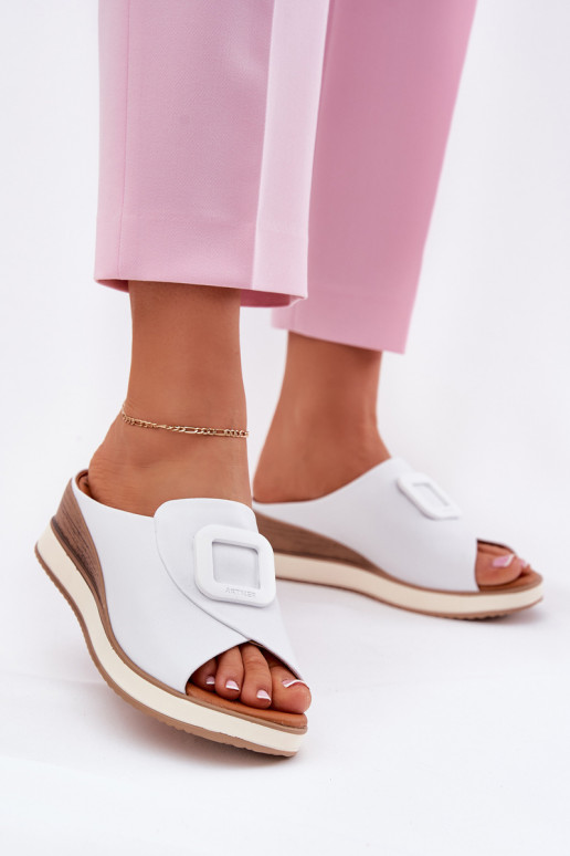 Zapatillas de piel auténtica con plataforma. Artiker 56C2144 el color blanco
