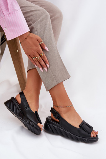 Sandalias de mujer Femenino en una cuña con decoracion Artiker 56C2156 de color negro