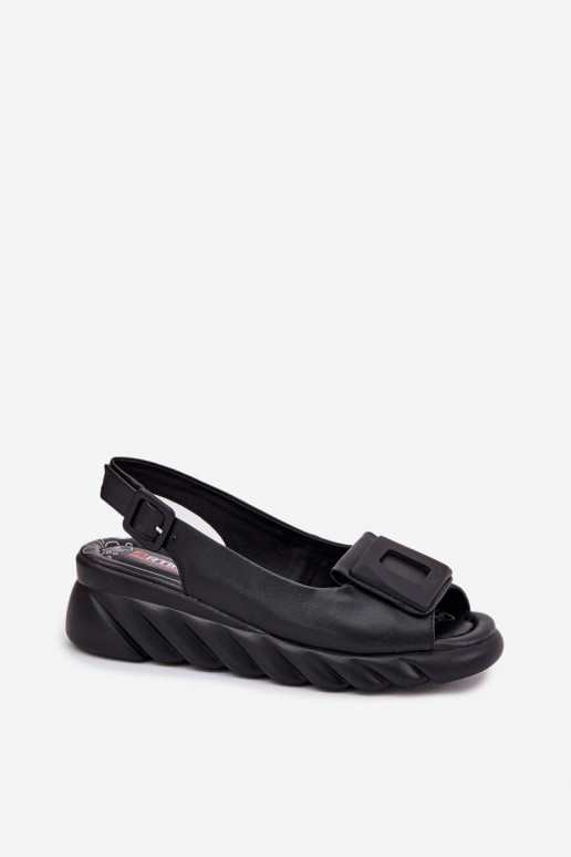 Sandalias de mujer Femenino en una cuña con decoracion Artiker 56C2156 de color negro