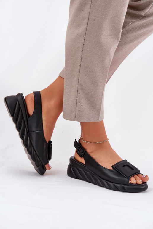 Sandalias de mujer Femenino en una cuña con decoracion Artiker 56C2156 de color negro