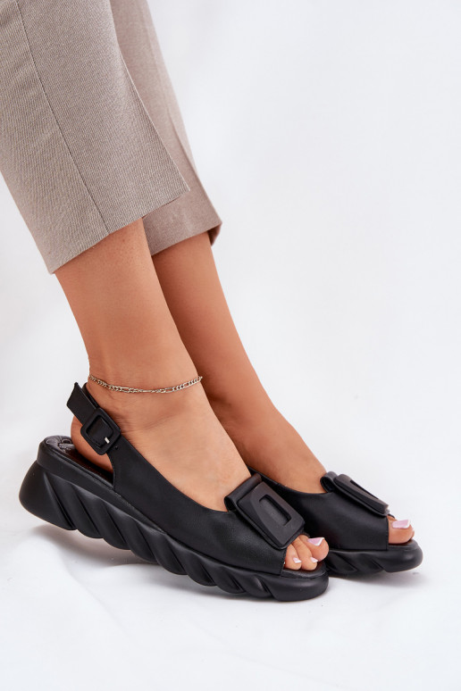 Sandalias de mujer Femenino en una cuña con decoracion Artiker 56C2156 de color negro