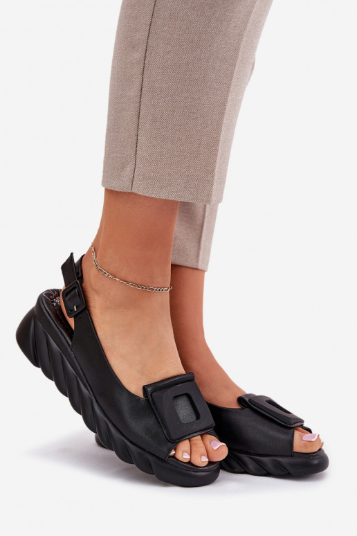 Sandalias de mujer Femenino en una cuña con decoracion Artiker 56C2156 de color negro