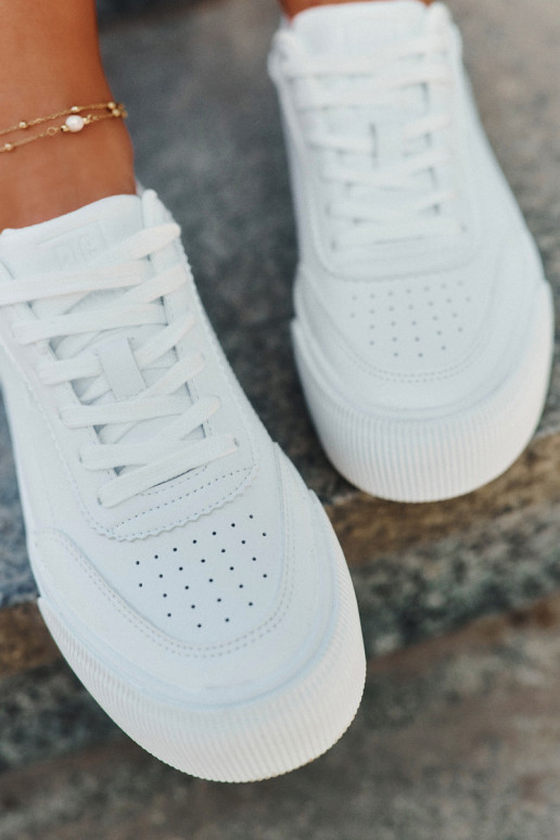 Bajo Zapatillas modelo zapatos. de cuero ecológico Big Star RR274303 el color blanco