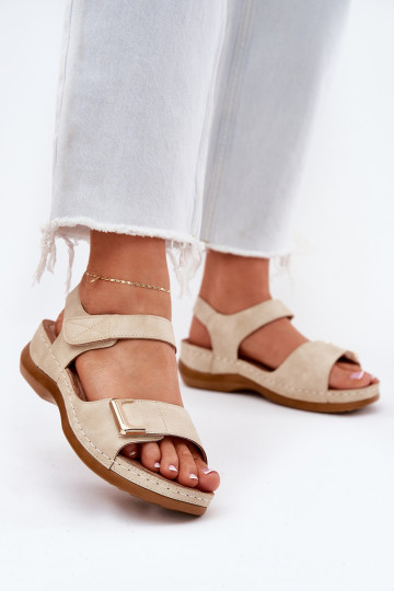 Sandalias cómodas de mujer. en una cuña beige Sadevale