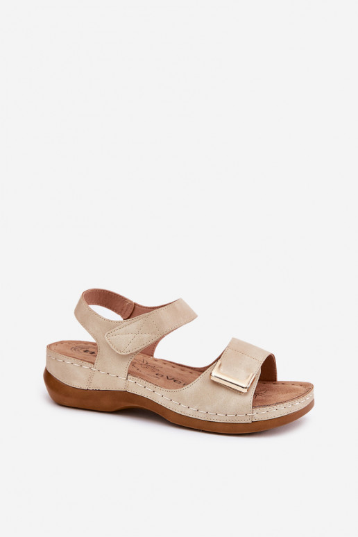 Sandalias cómodas de mujer. en una cuña beige Sadevale