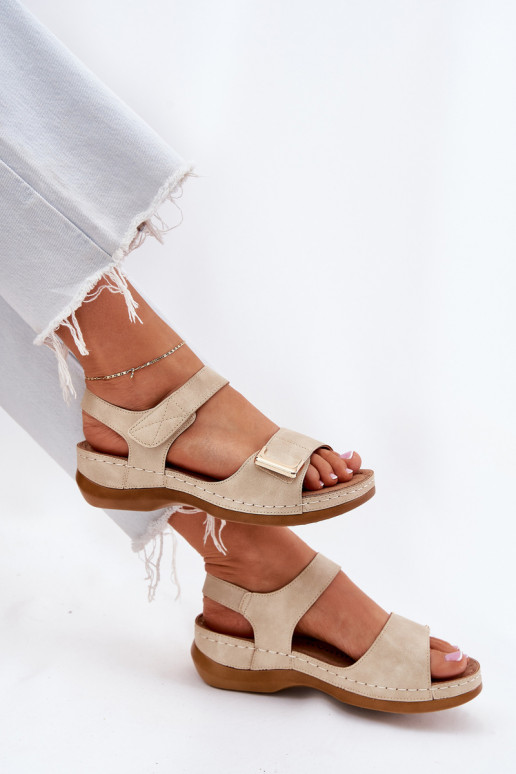Sandalias cómodas de mujer. en una cuña beige Sadevale