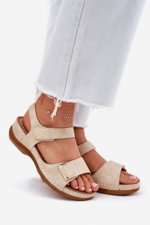 Sandalias cómodas de mujer. en una cuña beige Sadevale
