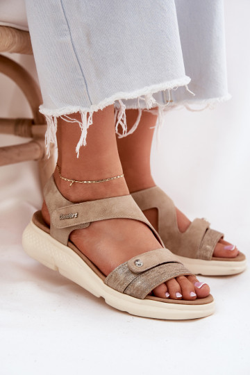 Sandalias de mujer en una cuña beige Tiene queroriella
