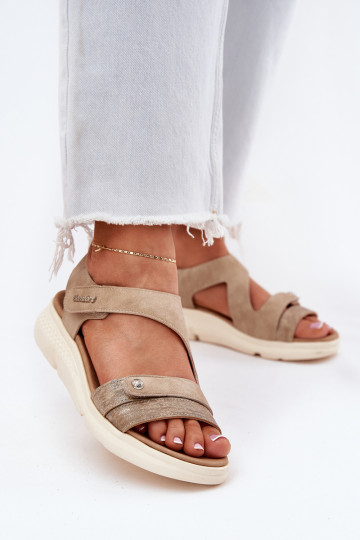 Sandalias de mujer en una cuña beige Tiene queroriella 2