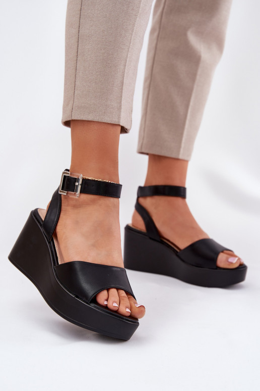 Sandalias de mujer en una cuña de color negro Efrina