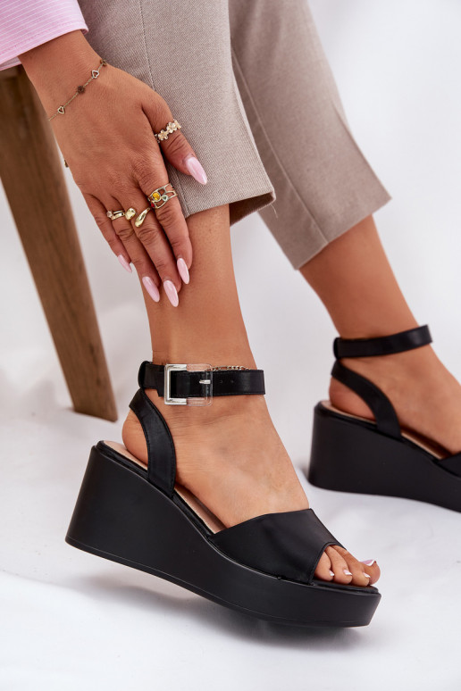 Sandalias de mujer en una cuña de color negro Efrina