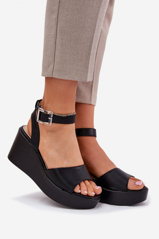Sandalias de mujer en una cuña de color negro Efrina