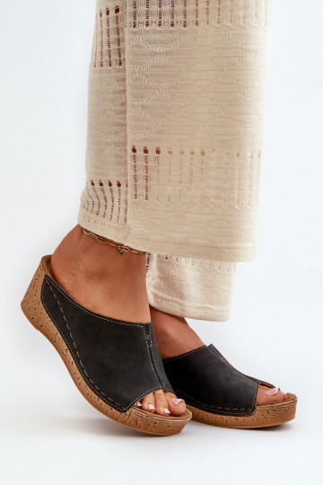 Zapatillas de mujer cómodas en una cuña Inblu NG000002 de color negro 2